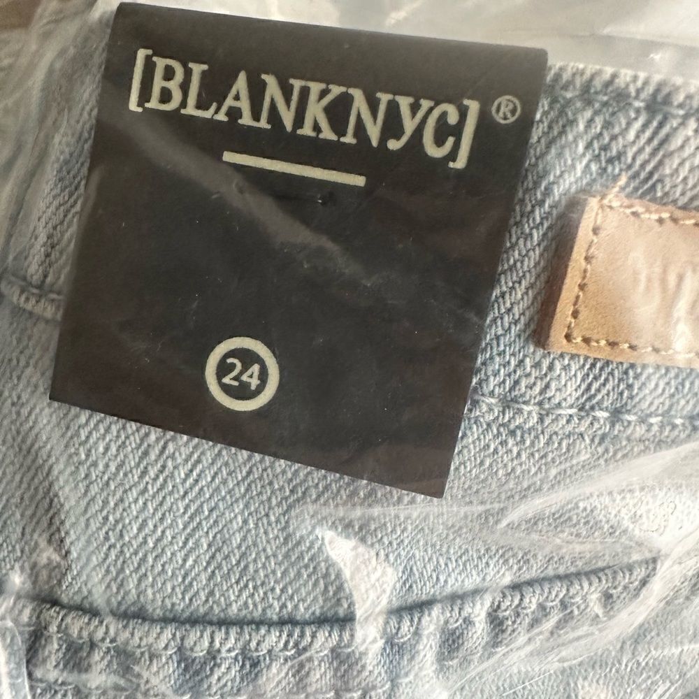 NWT Blank NYC Women’s Light Wash Denim Shorts Pocket Cut Out Raw Hem - Size 24 - Picture 10 of 10